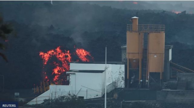 Απίστευτες εικόνες στο Λας Πάλμας: Η λάβα &quot;κατατρώει&quot; ένα εργοστάσιο τσιμέντου - Υψώθηκαν τοξικοί καπνοί