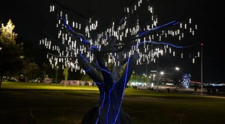 Θεσσαλονίκη: Εντυπωσιάζει το φωτοβολταϊκό δέντρο ύψους 2,70μ με τους «φωτεινούς» καρπούς (ΦΩΤΟ)
