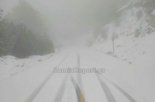 Χιονίζει στη Ράχη στο δρόμο προς Καρπενήσι κι άλλες ορεινές περιοχές