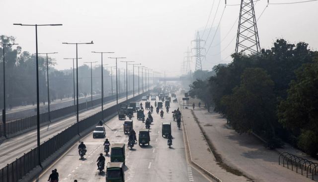 To Πακιστάν αντιμετωπίζει την ατμοσφαιρική ρύπανση με τεχνητή βροχή