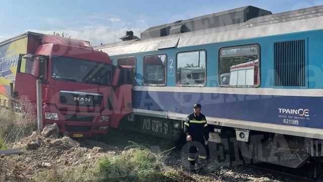 Τρένο συγκρούστηκε με φορτηγό έξω από τη Θεσσαλονίκη - Δείτε φωτογραφίες