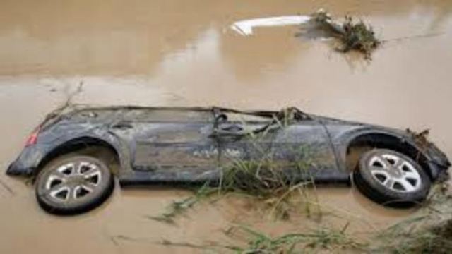 Ενας νεκρός από σαρωτικές πλημμύρες στην Ιταλία-Κατέρρευσε γέφυρα