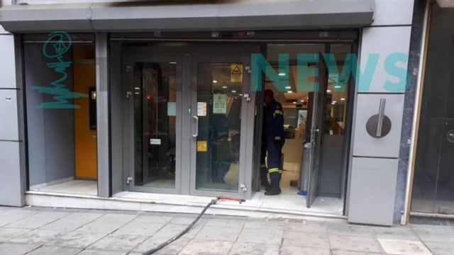 Θεσσαλονίκη: Άνδρας έχει ταμπουρωθεί σε τράπεζα και απειλεί να βάλει φωτιά