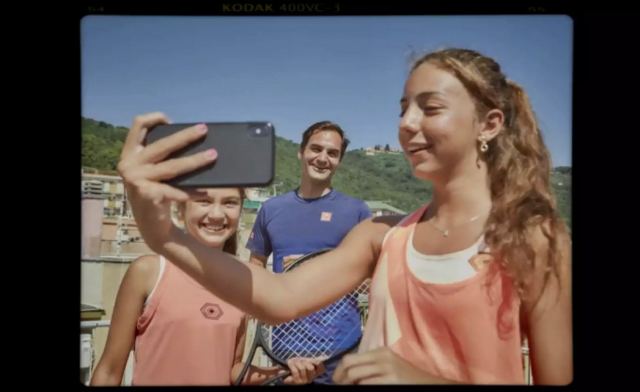 Ο Φέντερερ έπαιξε τένις από… ταράτσα σε ταράτσα με τις “viral” Ιταλίδες (video)