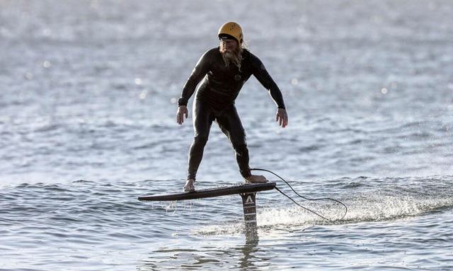 Αυστραλός έκανε μαραθώνιο σερφ 30 ωρών - Έσπασε το παγκόσμιο ρεκόρ και επέστρεψε πάλι στο νερό
