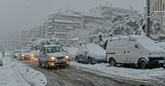 Χιονίζει στην Αττική - Κλειστή η εθνική οδός στο ύψος Καλυφτάκη για τα φορτηγά