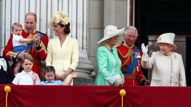 Πρίγκιπας Λούις: Το ντεμπούτο στο μπαλκόνι και ο βασιλικός χαιρετισμός