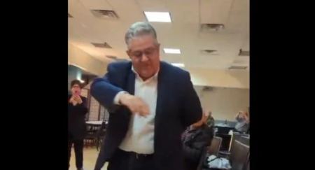 Δημήτρης Κουτσούμπας: Χόρεψε ζεϊμπέκικο στη Νέα Υόρκη (ΒΙΝΤΕΟ)
