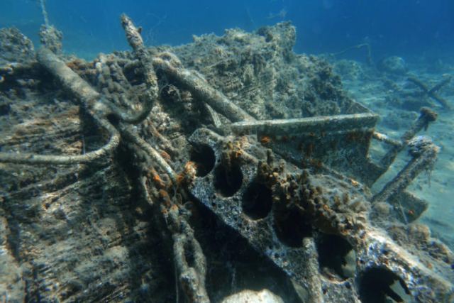 Το Reuters «βούτηξε» και βρήκε μια θάλασσα από σκουπίδια στα ελληνικά νησιά [pics]