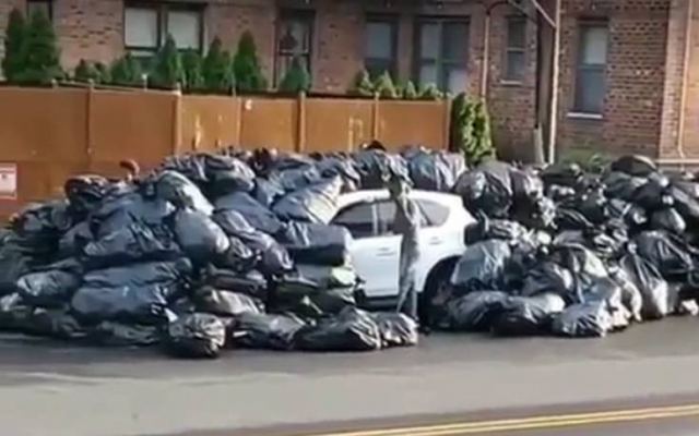 Πάρκαρε σε χώρο που ξεφορτώνουν σκουπίδια και το αποτέλεσμα ήταν… οδυνηρό