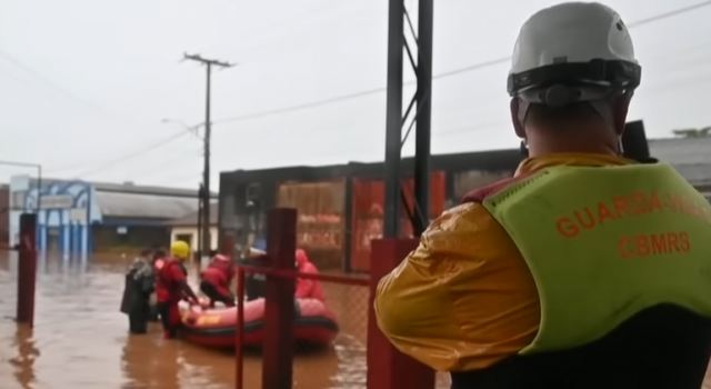 Βραζιλία: Μάχη με τον χρόνο δίνουν οι διασώστες – Στους 66 οι νεκροί από τις πλημμύρες