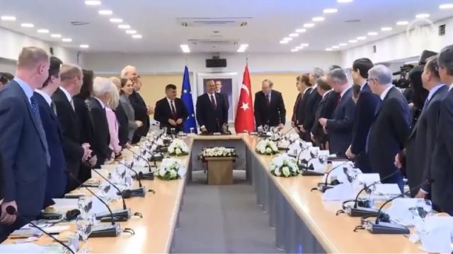 Οι πρέσβεις της ΕΕ έκαναν πάρτι-έκπληξη στον Μεβλούτ Τσαβούσογλου
