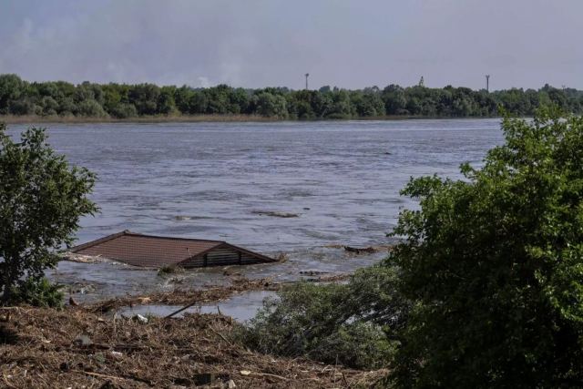 Ουκρανία: Απομακρύνονται 17000 άμαχοι από πλημμυρισμένες περιοχές γύρω από το φράγμα Καχόβκα