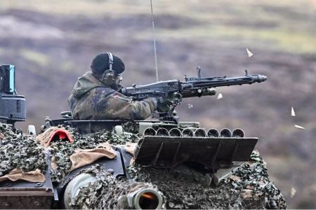 Γερμανός υπουργός Άμυνας: «Χρειαζόμαστε επειγόντως νέα άρματα μάχης και δεν με νοιάζει από πού θα προέλθουν τα χρήματα»