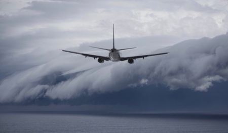 Μυστήριο στα 36.000 πόδια - Ιπτάμενο αντικείμενο πέρασε ξυστά από αεροπλάνο (BINTEO)