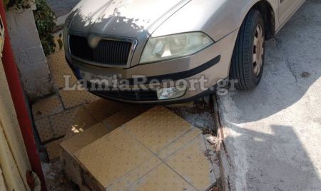 Λαμία: Αυτοκίνητο βρέθηκε στα σκαλιά σπιτιού (ΦΩΤΟ)