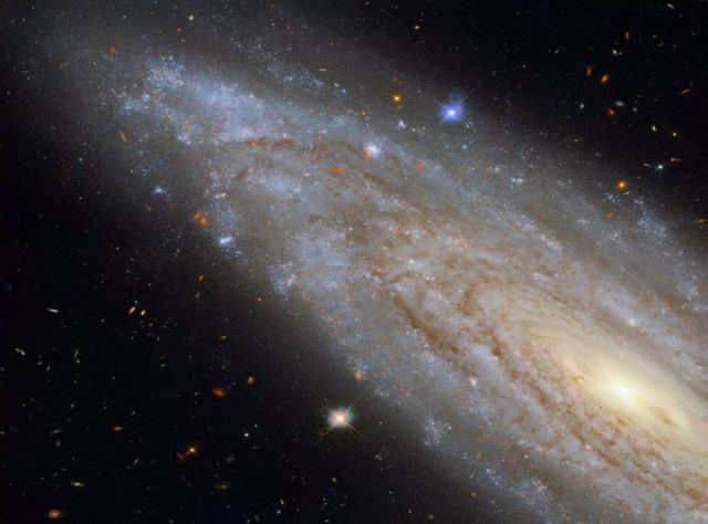 NASA: Ασύλληπτη φωτογραφία του Hubble – Ένας ολόκληρος γαλαξίας στο «πιάτο»