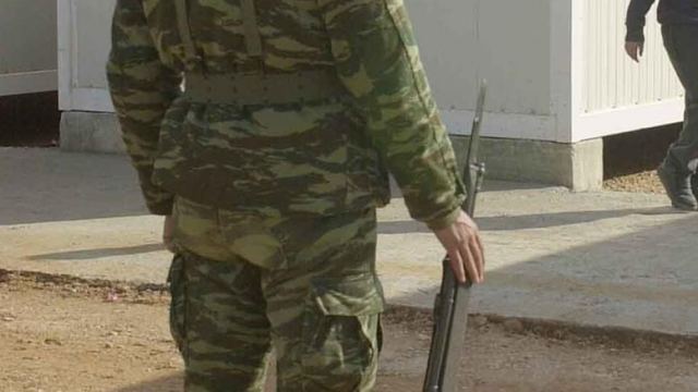Στρατιώτης της 1ης Μοίρας Αλεξιπτωτιστών στα Χανιά άφησε τη σκοπιά και άνοιξε πυρ