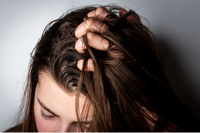 Λαδώνουν τα μαλλιά γρήγορα; Τα 7 συχνά και αθώα λάθη που διορθώνονται εύκολα