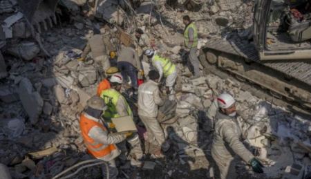 Σεισμός στην Τουρκία: Μία 42χρονη ανασύρθηκε ζωντανή μετά από 222 ώρες στα συντρίμμια - Έκλαιγαν οι διασώστες