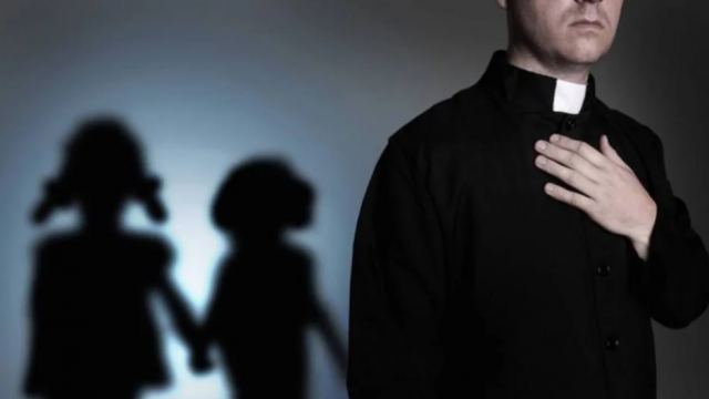 Σκάνδαλο συγκλονίζει την Καθολική Εκκλησία: Πάνω από 330.000 ανήλικοι βιάστηκαν από ιερείς τα τελευταία 70 χρόνια στη Γαλλία