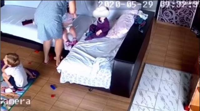 Σοκαριστικό βίντεο: Νηπιαγωγός πνίγει παιδάκι με μαξιλάρι σε παιδικό σταθμό στην Ουκρανία