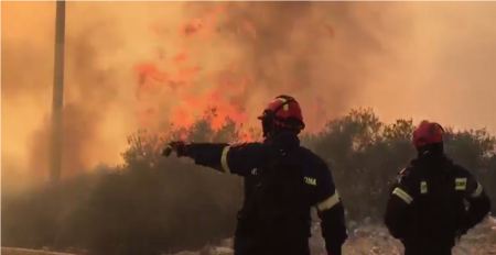 Φωτιά στο Λουτράκι: Μάχη κατοίκων και πυροσβεστών να μην περάσει από την παλαιά εθνική οδό προς τα διυλιστήρια - Δείτε βίντεο