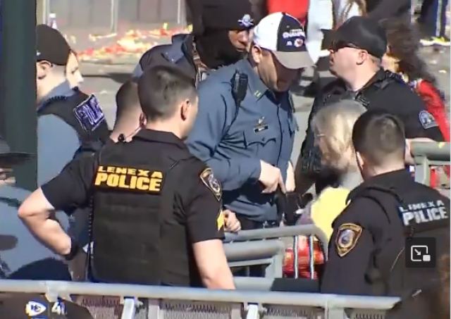Η στιγμή που το πλήθος αφοπλίζει έναν από τους δράστες των πυροβολισμών στην παρέλαση των Kansas City Chiefs - Νεκρή μια γυναίκα, πολλοί οι σοβαρά τραυματίες