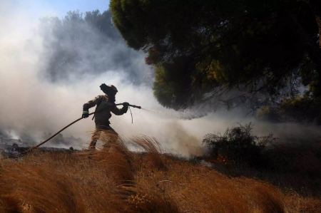 Φωτιά στην Κερατέα: Μάχη με τις αναζωπυρώσεις