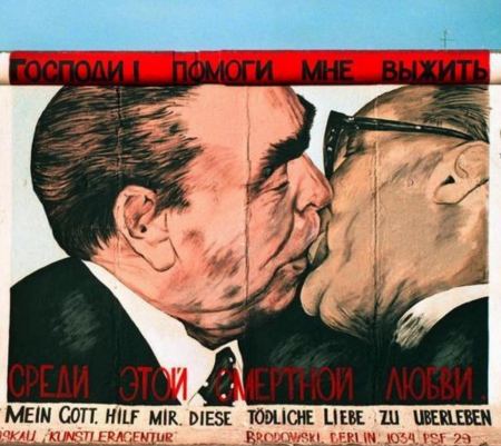 Ντμίτρι Βρούμπελ: Πέθανε ο Ρώσος ζωγράφος του διάσημου γκραφίτι στο Τείχος του Βερολίνου
