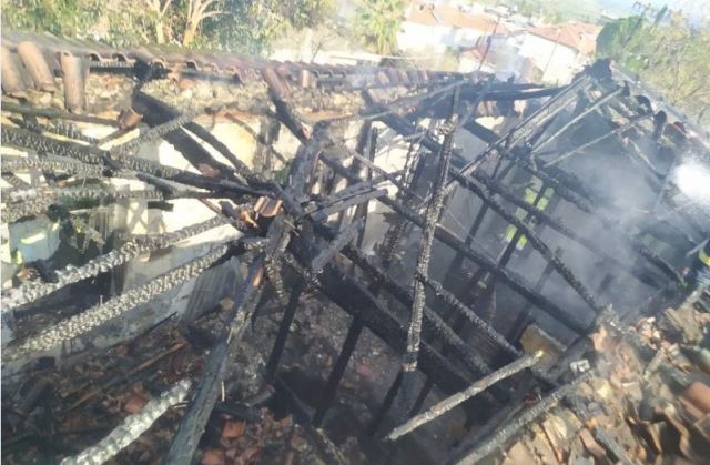 Αταλάντη: Λαμπάδιασε η ξύλινη σκεπή και κάηκε το σπίτι - Δείτε εικόνες