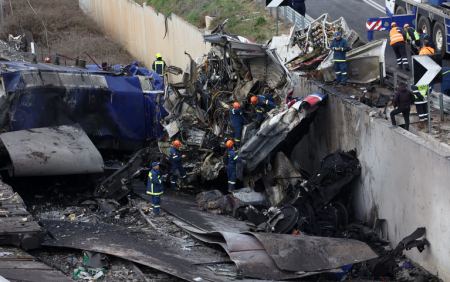 Τραγωδία στα Τέμπη: Δύσκολη η επιχείρηση στο 2ο βαγόνι - Ανασύρθηκαν 7 σοροί σήμερα
