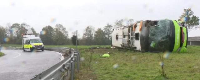 Γαλλία: 33 τραυματίες σε ανατροπή λεωφορείου με ξένους τουρίστες – Σοκαριστικά πλάνα!