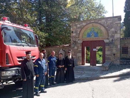 Πυροσβεστική και Δήμος φρόντισαν να μη μείνει το Μοναστήρι της Αγάθωνος χωρίς νερό
