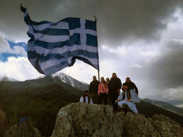 Κάτω Τιθορέα: Μια μεγάλη Ελληνική σημαία στην κορυφή «Ισώματα»