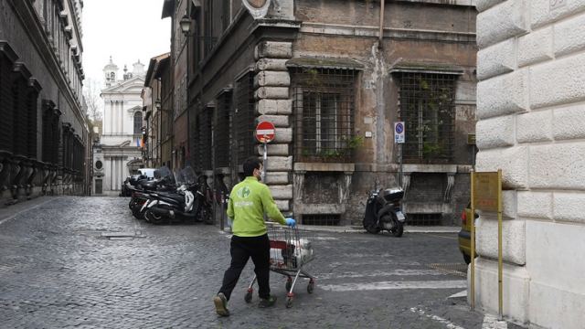Παράταση άλλων δυο εβδομάδων της απαγόρευσης κυκλοφορίας στην Ιταλία
