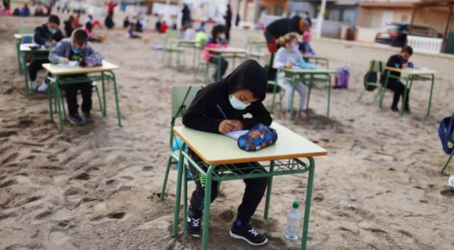 Ισπανία: Ένα σχολείο μεταφέρει τάξεις και μαθήματα στην παραλία