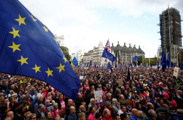 Brexit: Οργή λαού έξω από το Κοινοβούλιο! Απίστευτες εικόνες