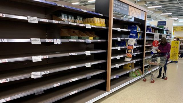 Φρενίτιδα αγορών λόγω κορονοϊού: 1 δις λίρες ξόδεψαν σε τρόφιμα οι Βρετανοί σε τρεις εβδομάδες