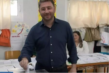 Εκλογές 2023: Ο Νίκος Ανδρουλάκης ψήφισε στο Αρκαλοχώρι