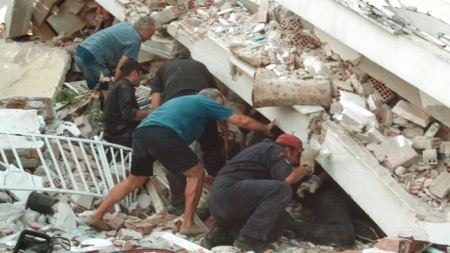Σεισμός 1999: 24 χρόνια από τον φονικό σεισμό της Αθήνας - Τα 15 δευτερόλεπτα που σκόρπισαν τον θάνατο [εικόνες]