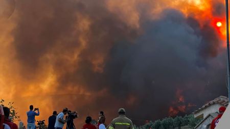 Συνεχίζει το καταστροφικό της έργο η πυρκαγιά σε Βοιωτία και Εύβοια