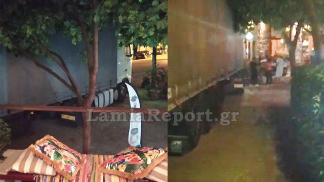 Αμφίκλεια: Νταλίκα σκόρπισε τον πανικό στην πλατεία (ΦΩΤΟ)