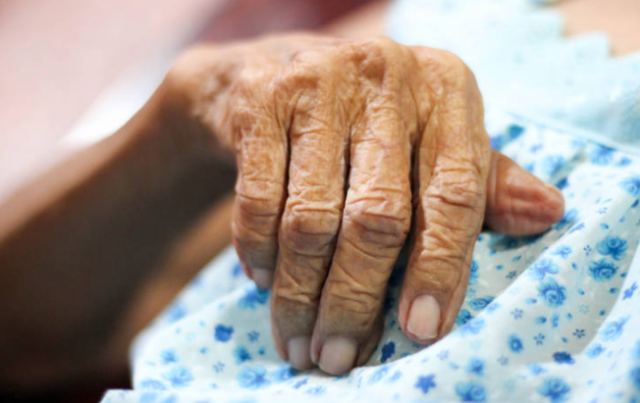 Γυναίκα 102 ετών νίκησε τον κορωνοϊό: «Λεβεντιά η γιαγιά, Σουλιώτισσα» λέει η νύφη της
