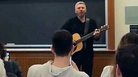 Ο Αλκίνοος Ιωαννίδης τραγούδησε τον «Προσκυνητή» στους φοιτητές του πανεπιστημίου «Columbia»