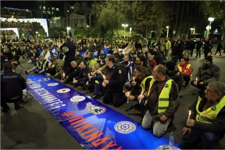 Καθιστική διαμαρτυρία ένστολων έξω από τη Βουλή – Άναψαν κεριά για τον 31χρονο αστυνομικό