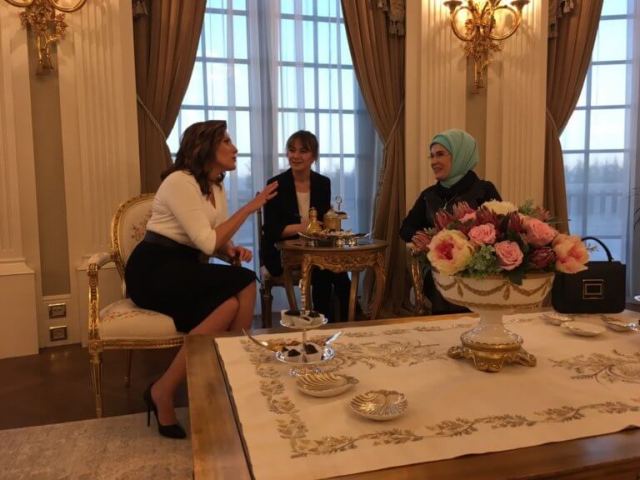 Μπέτυ Μπαζιάνα – Εμινέ Ερντογάν: Τσάι και… συμπάθεια στο «Λευκό Παλάτι» – video