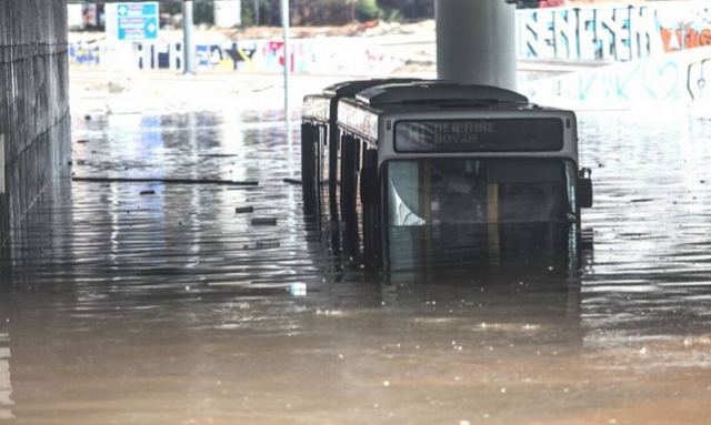 Κακοκαιρία «Μπάλλος»: Απίστευτη εικόνα – Λεωφορείο βυθίστηκε στα νερά στη Λεωφόρο Ποσειδώνος