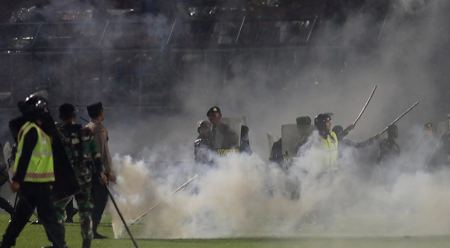 Ινδονησία: Ανεξάρτητη επιτροπή θα διερευνήσει τα αίτια της τραγωδίας με εκατοντάδες νεκρούς σε ποδοσφαιρικό αγώνα