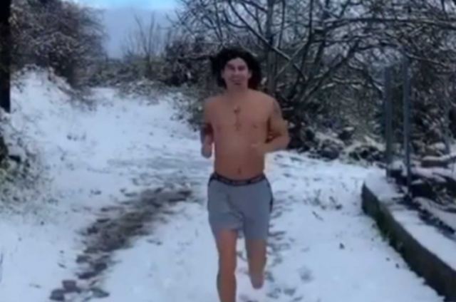 Ο Μπλάνκο έτρεξε χωρίς ρούχα στα χιόνια της Τρίπολης (video)